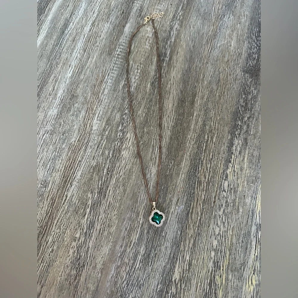 Necklace with green accent